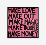 Typografisch kunstwerk met zwarte tekst op roze achtergrond