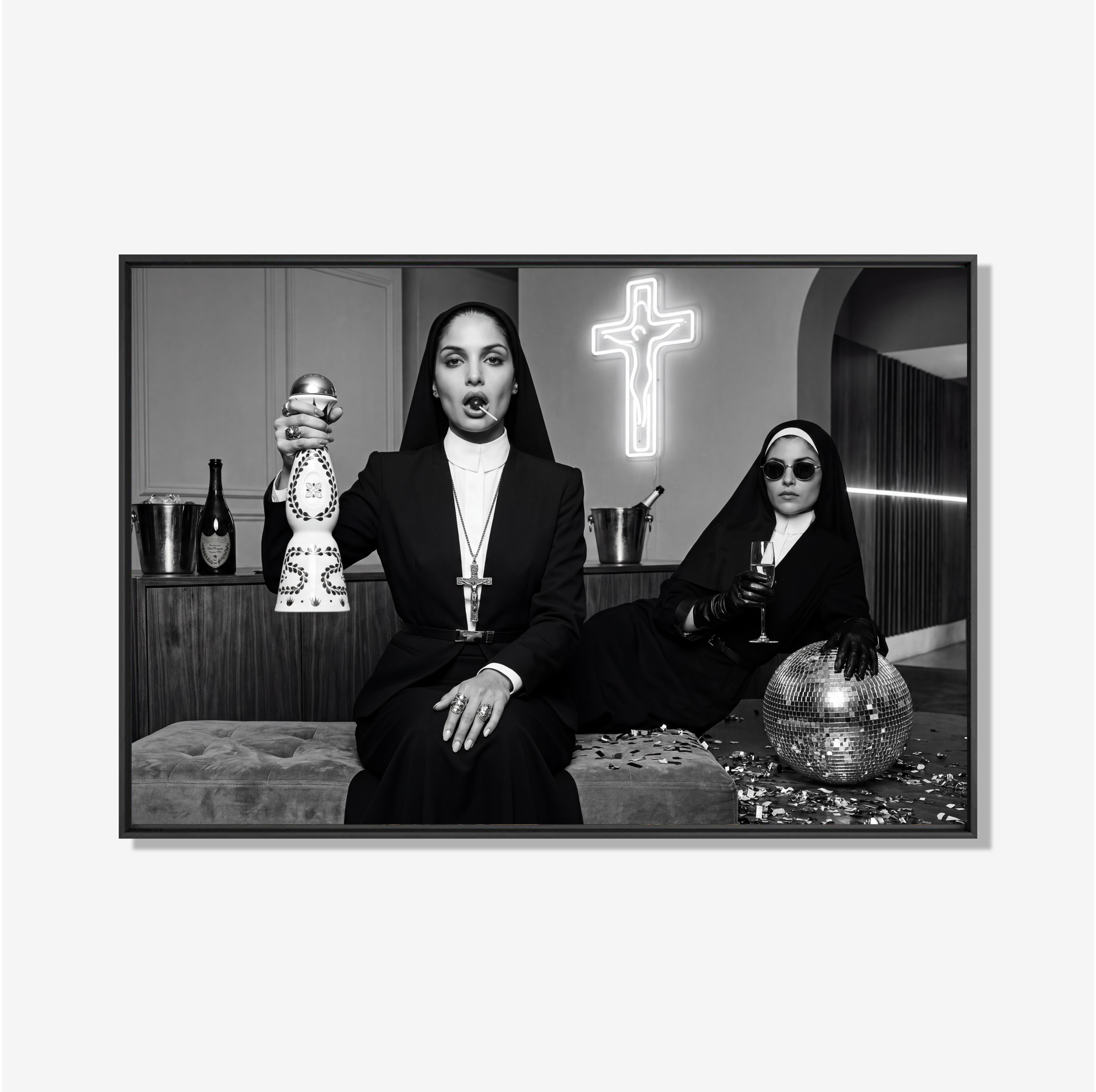 Zwart-wit kunstwerk van twee stijlvol geklede nonnen tijdens een luxe afterparty met neon kruis, champagne en discobal.