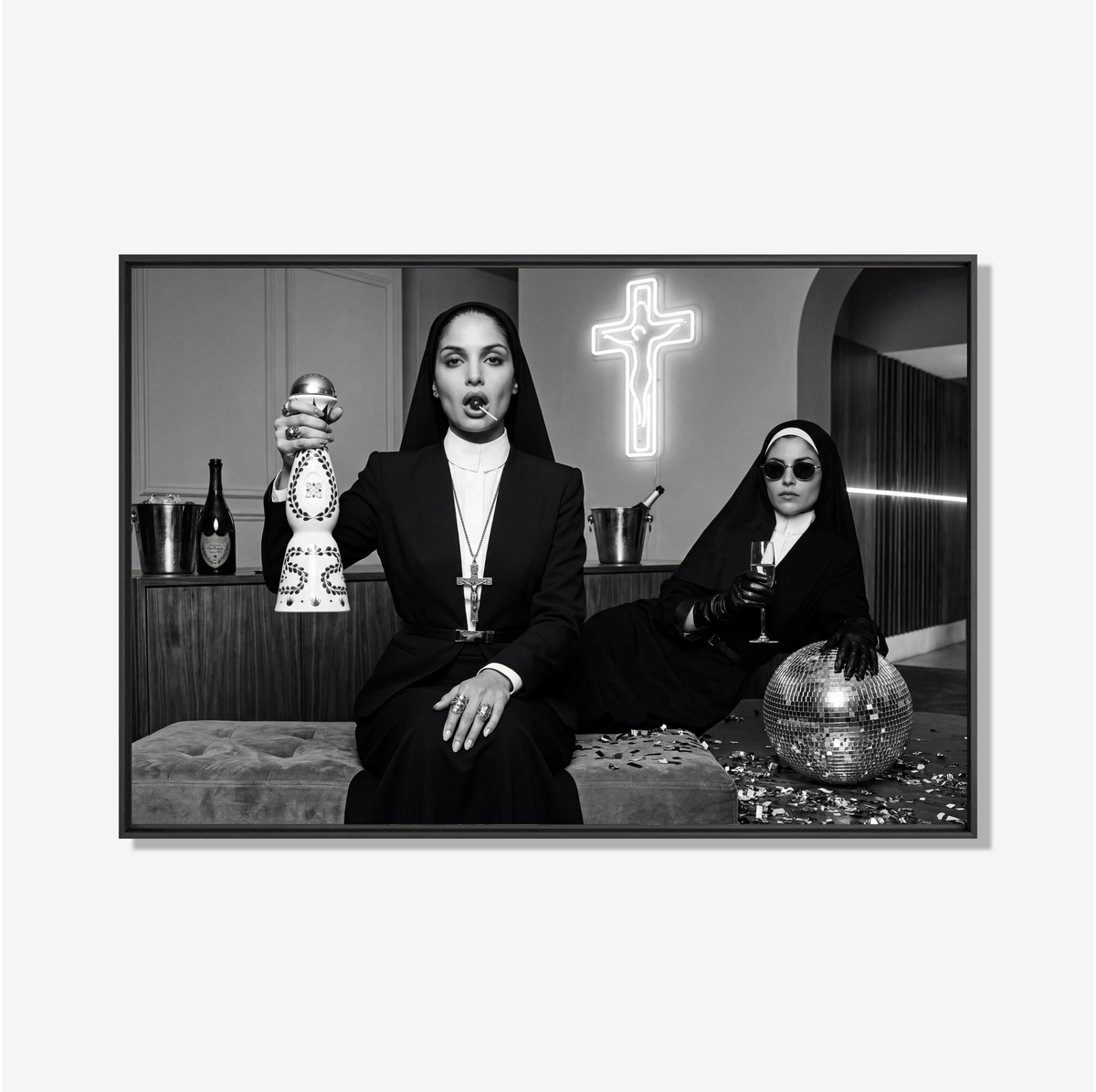Zwart-wit kunstwerk van twee stijlvol geklede nonnen tijdens een luxe afterparty met neon kruis, champagne en discobal.