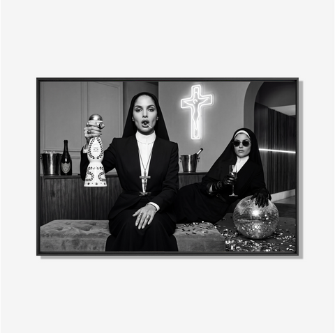 Zwart-wit kunstwerk van twee stijlvol geklede nonnen tijdens een luxe afterparty met neon kruis, champagne en discobal.
