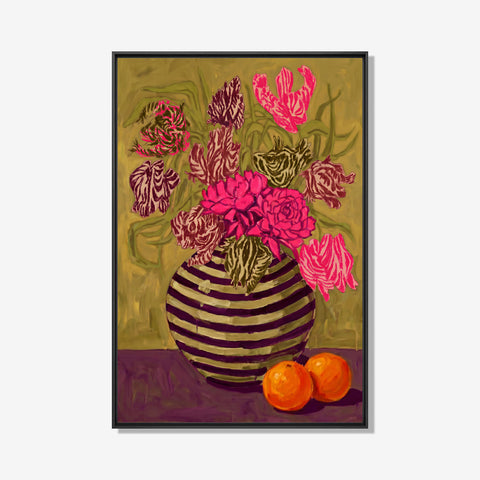 Modern schilderij met roze bloemen in een gestreepte vaas en twee sinaasappels op een paarse ondergrond.