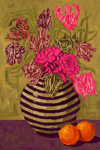 Modern schilderij met roze bloemen in een gestreepte vaas en twee sinaasappels op een paarse ondergrond.