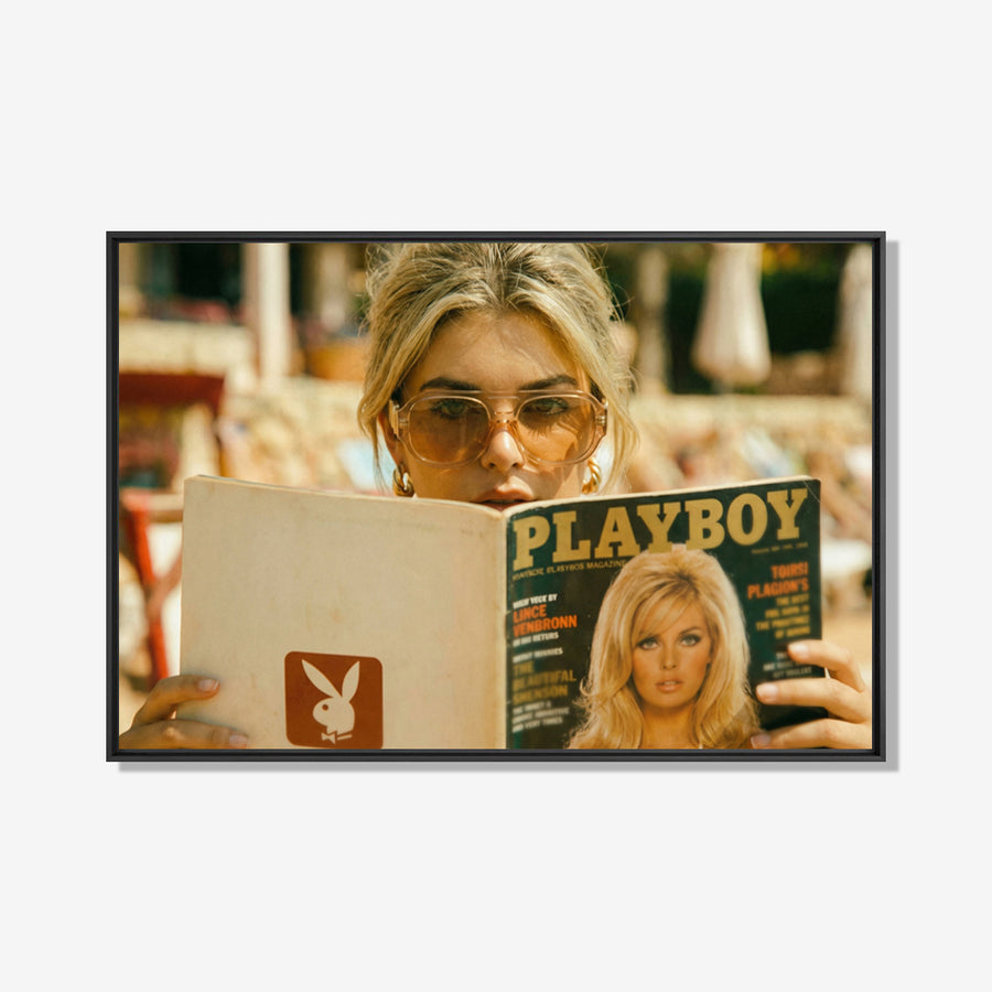 Vrouw met zonnebril leest vintage magazine in zonnige setting