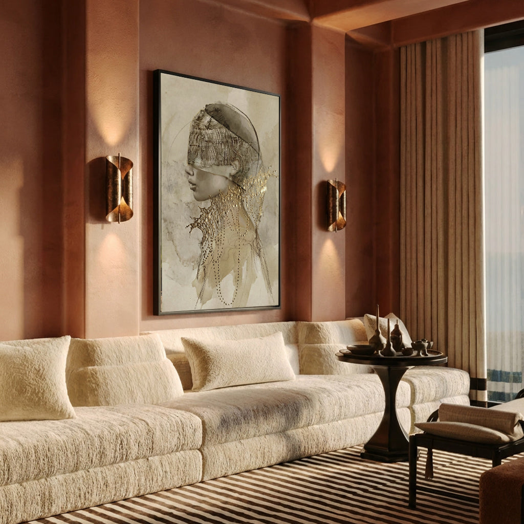 Interieur met minimalistisch wabi sabi portret met abstracte lijnen, transparante lagen en warme gouden tonen