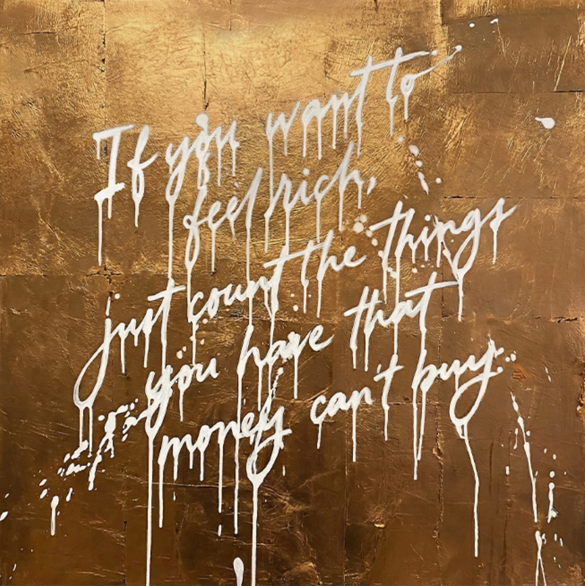 Abstract schilderij met warme gouden achtergrond en inspirerende tekst over echte rijkdom.