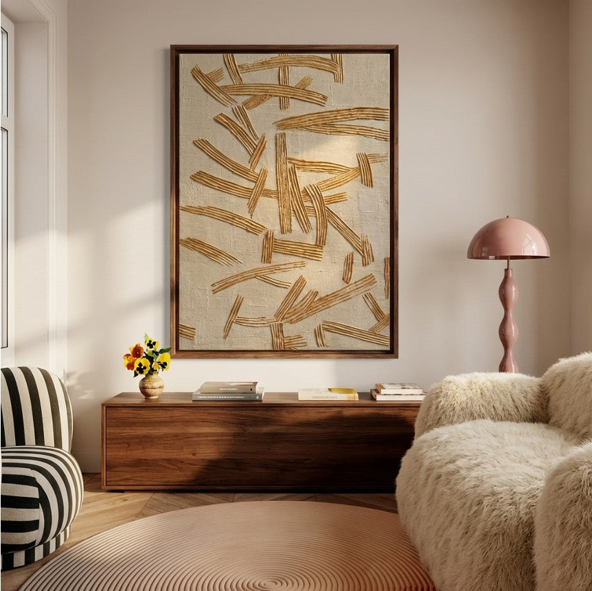 Textuurkunst met gelaagde aardetinten en subtiele horizontale lijnen in modern interieur.