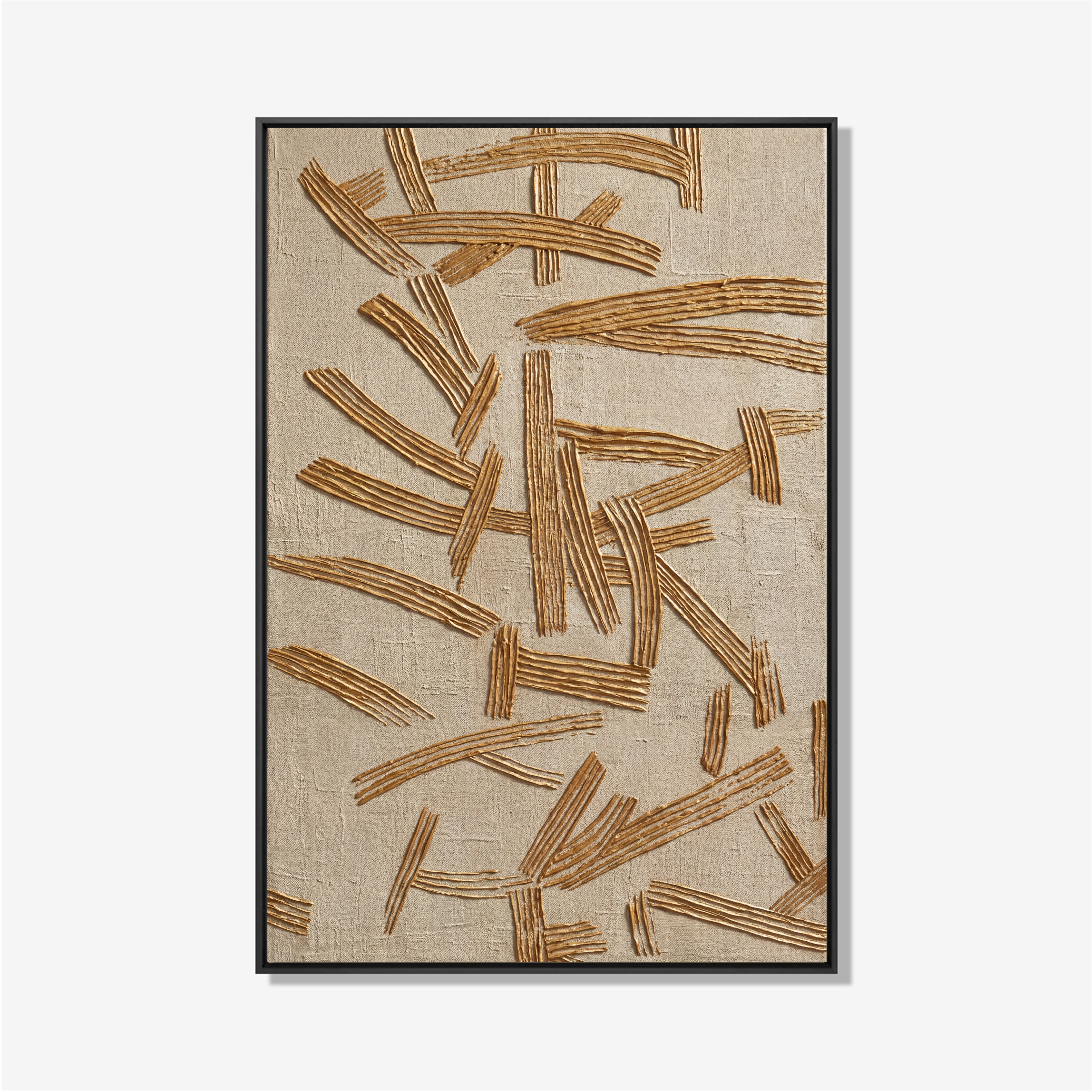 Abstract reliëf schilderij met horizontale strepen in zand- en goudtinten op neutrale achtergrond.