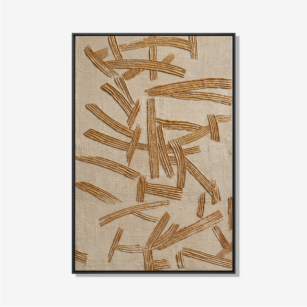 Abstract reliëf schilderij met horizontale strepen in zand- en goudtinten op neutrale achtergrond.