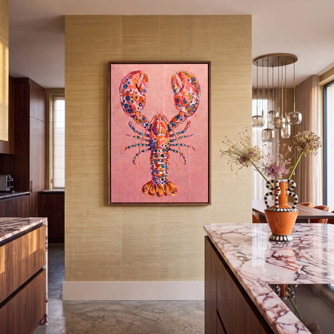 Modern dierenkunstwerk met kleurrijke kreeft als opvallende eyecatcher