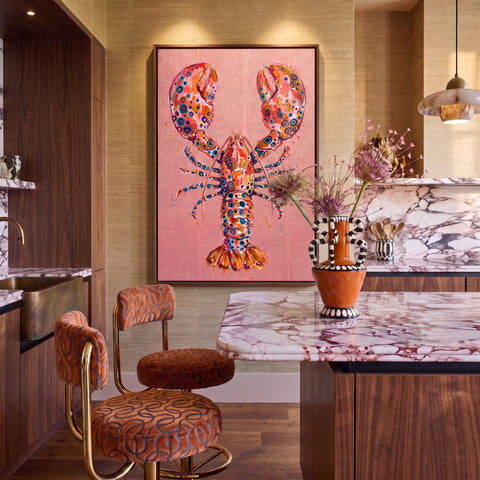 Kleurrijke lobster wall art met abstracte patronen en roze achtergrond