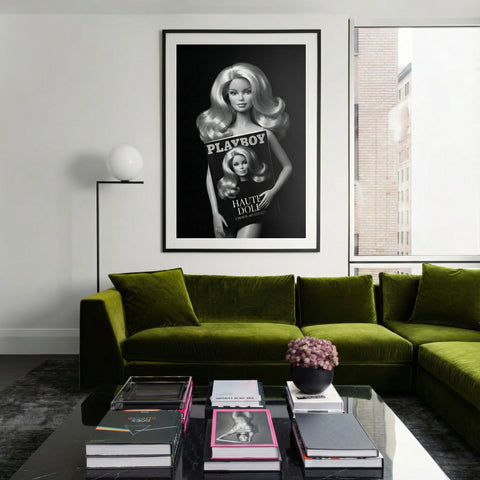 Statement wandkunst met fashion doll en minimalistische zwarte achtergrond