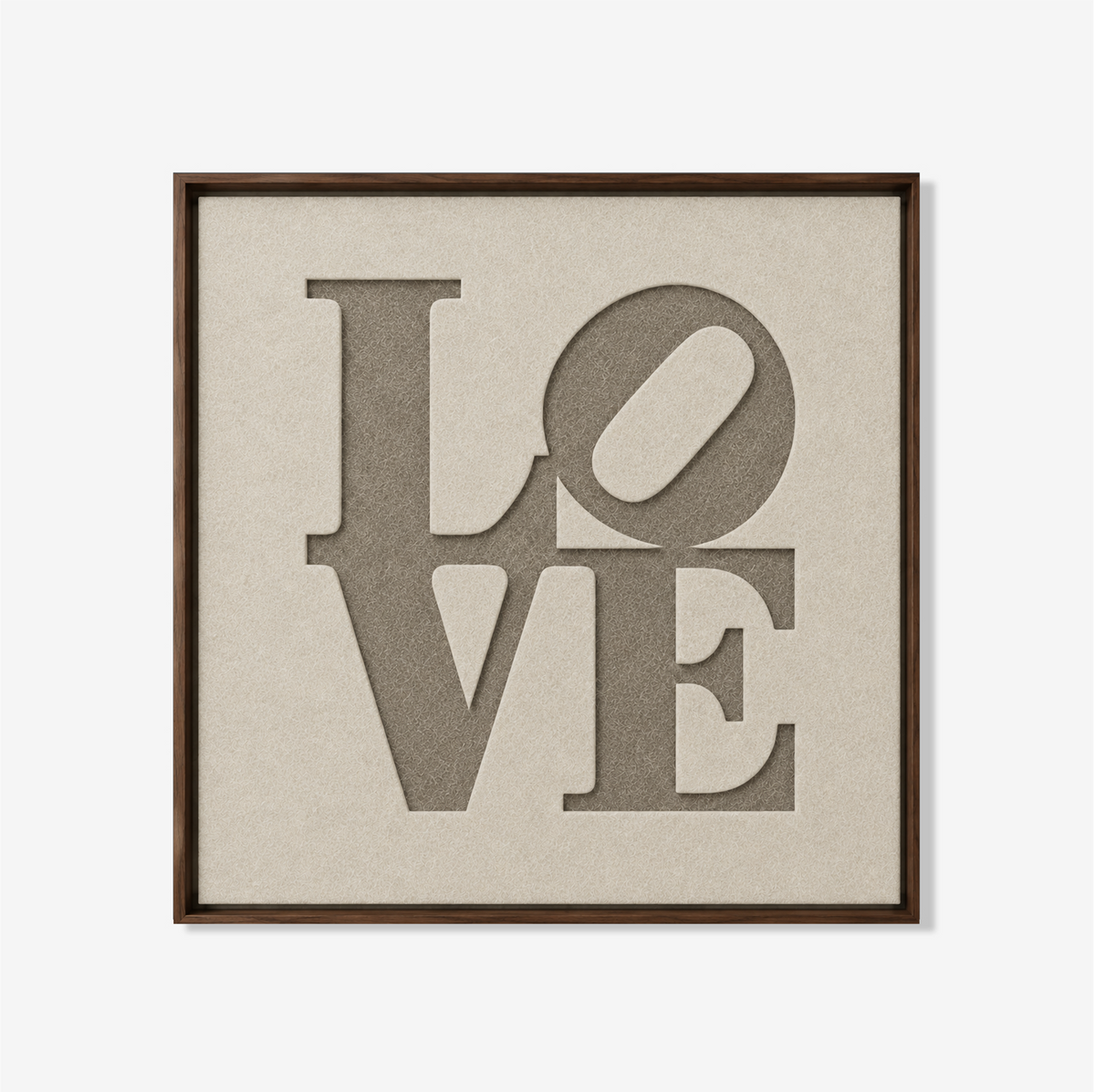 Akoestisch vilt kunstwerk LOVE met crème en taupe reliëf in luxe walnoot baklijst.