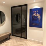 schilderij op plexiglas Chanel blauw met vlinders in een moderne kamer