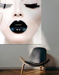 schilderij op plexiglas vrouw met zwarte lippen in een moderne kamer