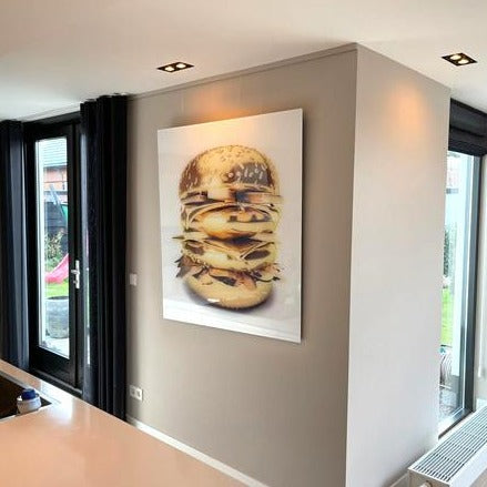 schilderij op plexiglas met een gouden hamburger in een moderne keuken