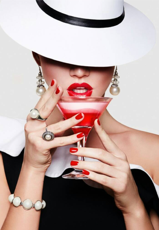 plexiglas schilderij met een vrouw met rode lippenstift en een cocktail