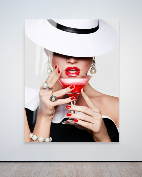 plexiglas schilderij met een vrouw met rode lippenstift en een cocktail