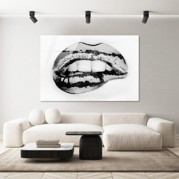 Schilderij op plexiglas in een woonkamer met zwart witte lippen en een chanel logo op de tand