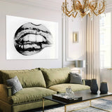 Schilderij op plexiglas in een woonkamer met zwart witte lippen en een chanel logo op de tand