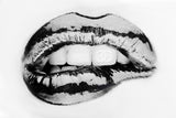 schilderij op plexiglas met zwart witte lippen en een chanel logo op de tand