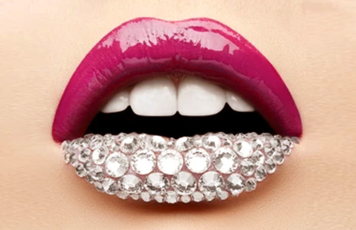 Schilderij op plexiglas met roze lippen en diamanten.