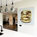 Plexiglas schilderij van een gouden hamburger in een design keuken