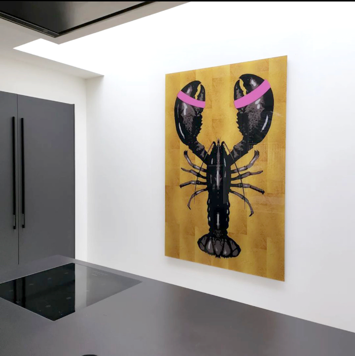 Plexiglas Schilderij met een zwarte lobster op een gouden ondergrond