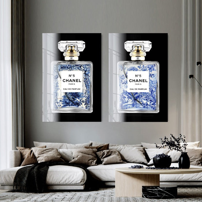 Plexiglas schilderij met Delfts blauwe chanel flessen 