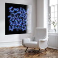 Een prachtig plexiglas schilderij met blauwe vlinders op een zwarte achtergrond 