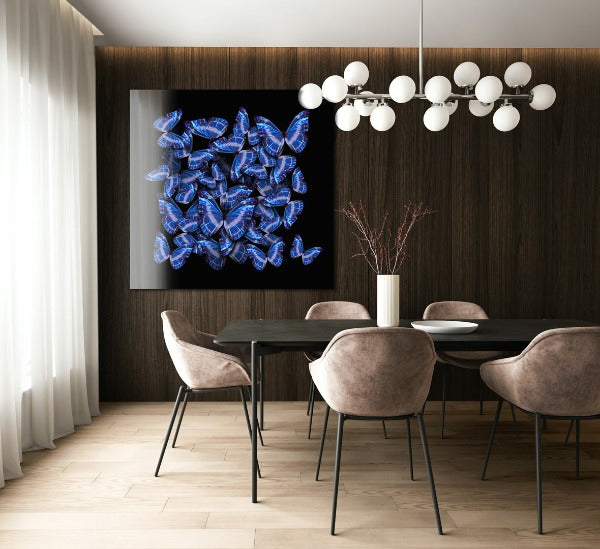 Een prachtig plexiglas schilderij met blauwe vlinders op een zwarte achtergrond 