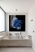 schilderij op plexiglas blauwe vis in een badkamer