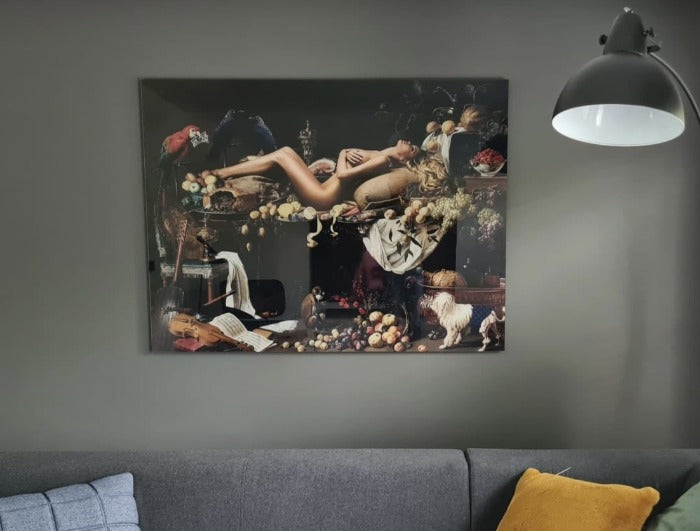 schilderij op plexiglas Stilleven met Dieren en een vrouw in een moderne kamer
