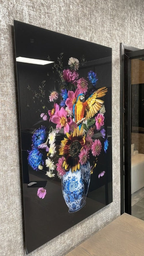 schilderij op plexiglas kleurrijke bloemenvaas met papegaai